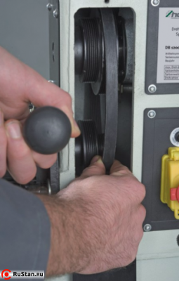 Смена диапазона скорости шпинделя DB1200 перекидыванием клинового ремня, простое и быстрое натяжение ремня рукояткой. фото №4 HolzStar DB1200 фото №4